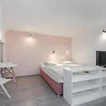 Apartman Minimalist Styled Tiny Ap @new York Cafe