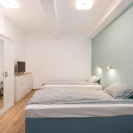 Minimalist Styled Tiny Ap @new York Cafe *