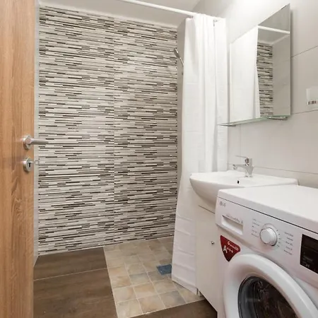 Minimalist Styled Tiny Ap @new York Cafe