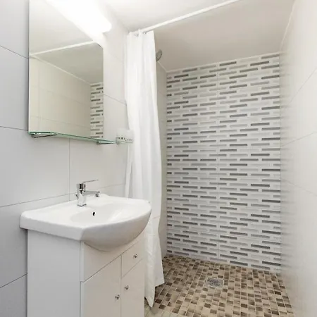 Minimalist Styled Tiny Ap @new York Cafe *