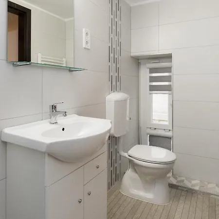 Minimalist Styled Tiny Ap @new York Cafe