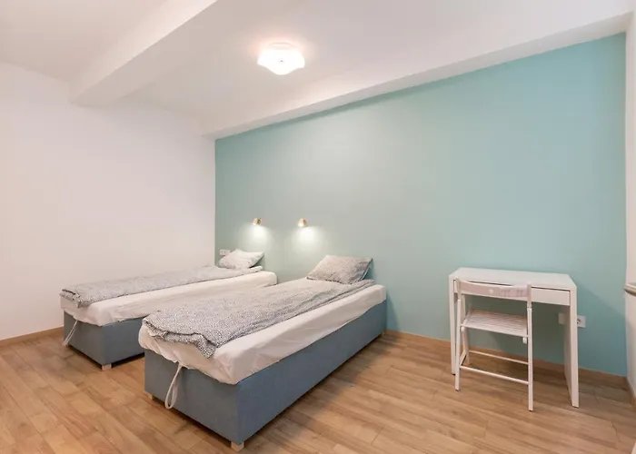 Minimalist Styled Tiny Ap @new York Cafe