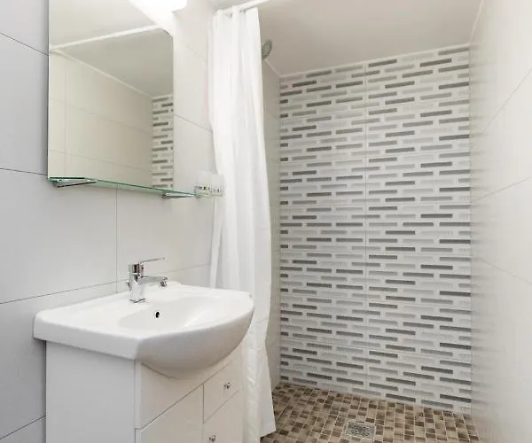 Minimalist Styled Tiny Ap @new York Cafe *